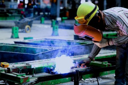 Padec prihodkov v industriji se upočasnjuje