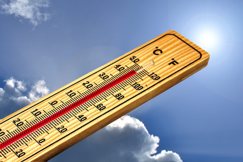 Visoke temperature na delovnem mestu: obveznosti delodajalcev in priporočila za varno delo